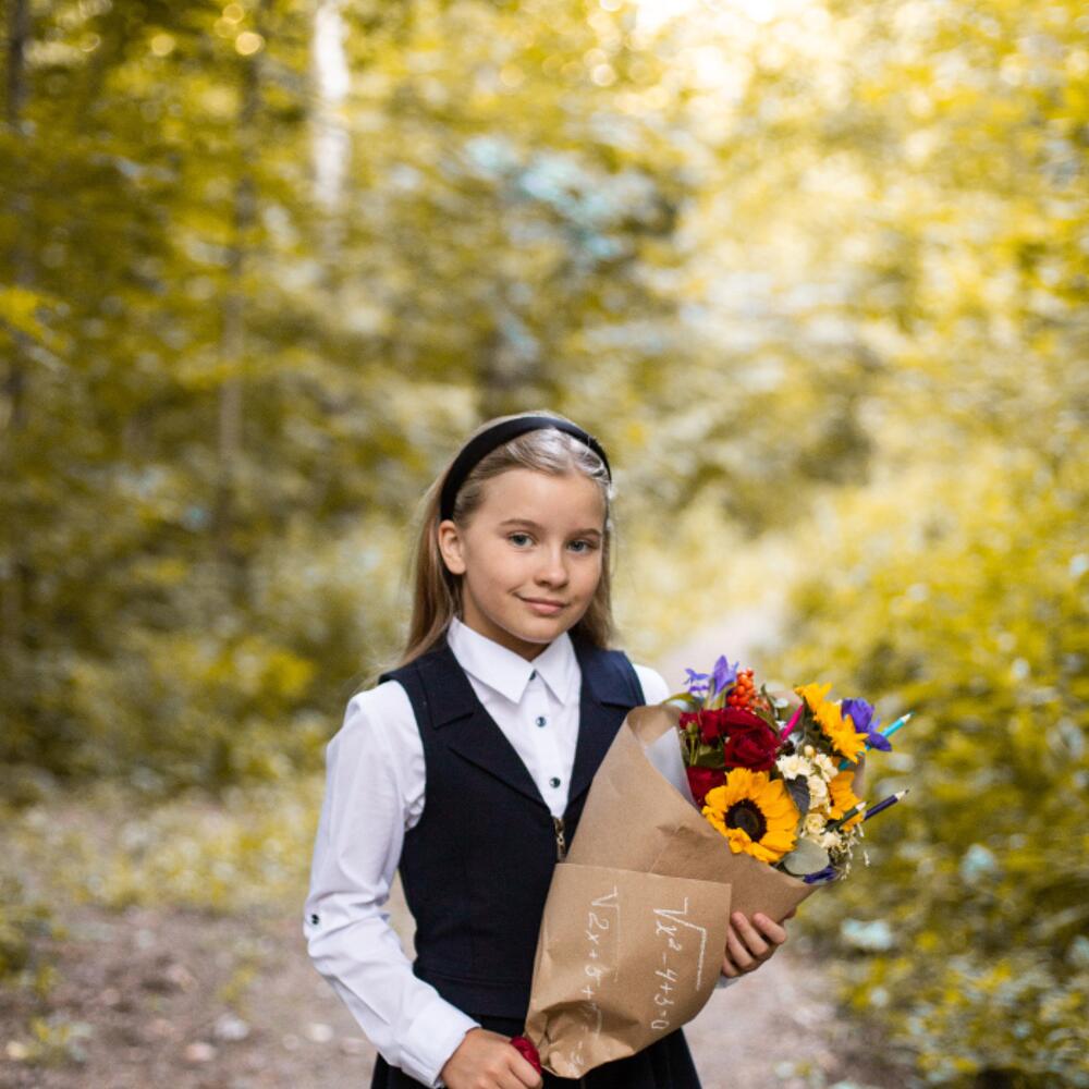 Букет из подсолнухов, из ириса, розы кустовой, ромашки